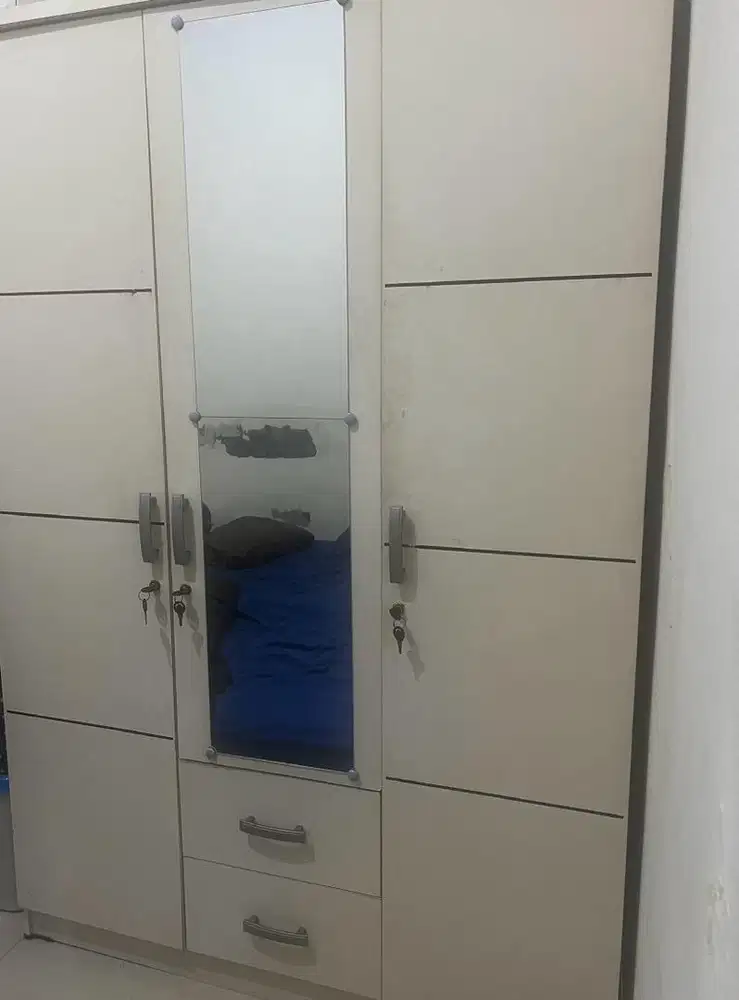Lemari pakaian 3 pintu