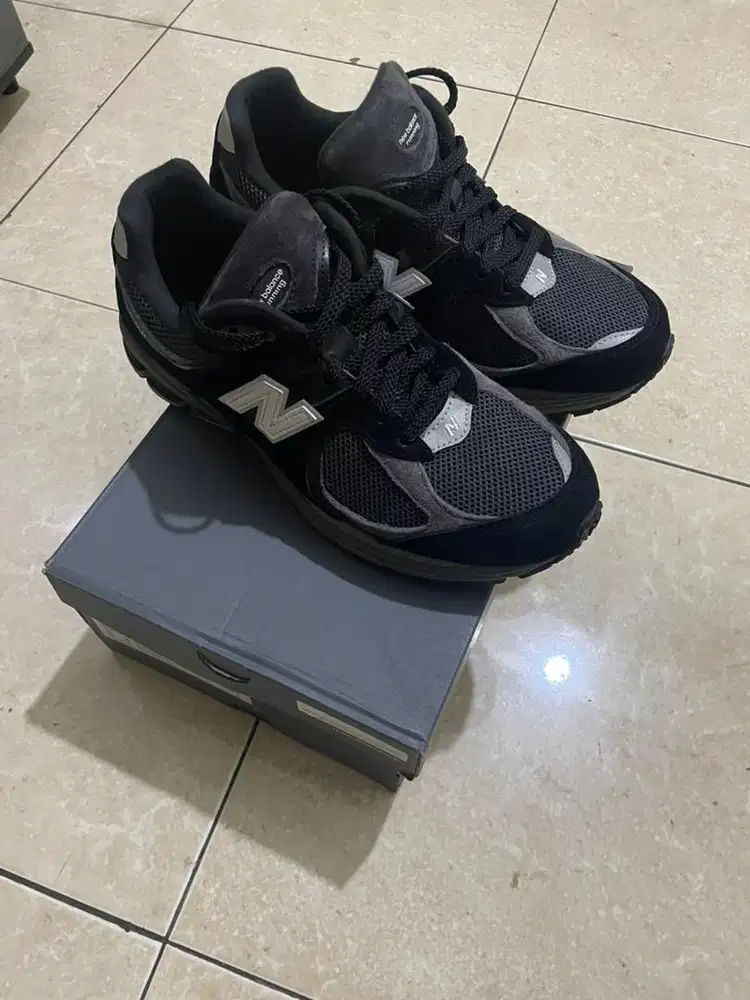 New balance 2002r hitam rare item