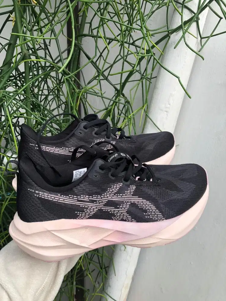 Asics Novablast 5 Size 39 Black Pink