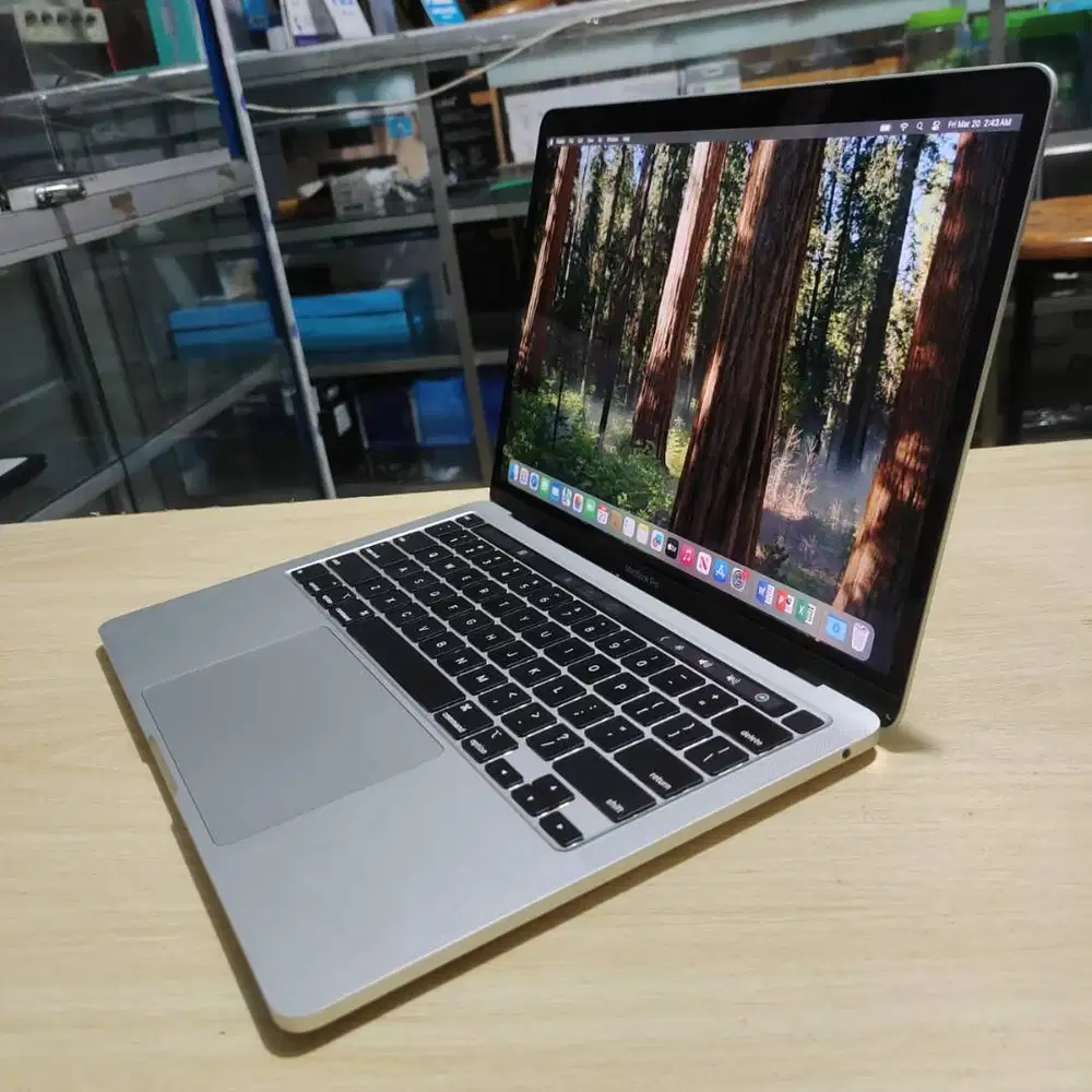 Apple Macbook Pro 2020 Retina Touchbar Intel RAM 16/256 SSD Mulus Siap