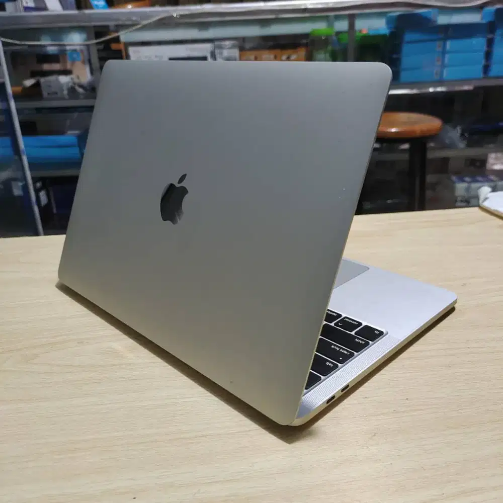Apple Macbook Pro 2020 Retina Touchbar Intel RAM 16/256 SSD Mulus Siap