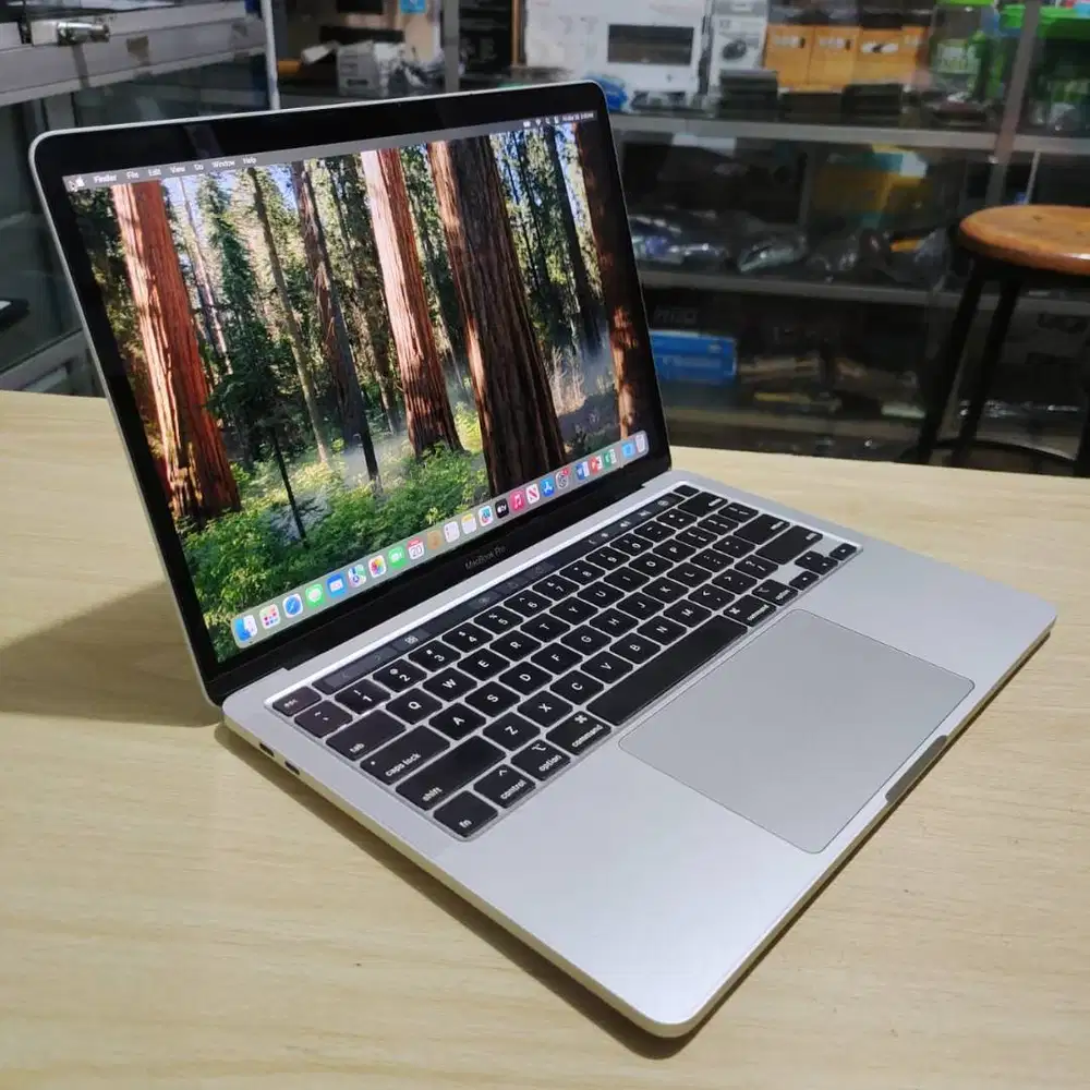Apple Macbook Pro 2020 Retina Touchbar Intel RAM 16/256 SSD Mulus Siap