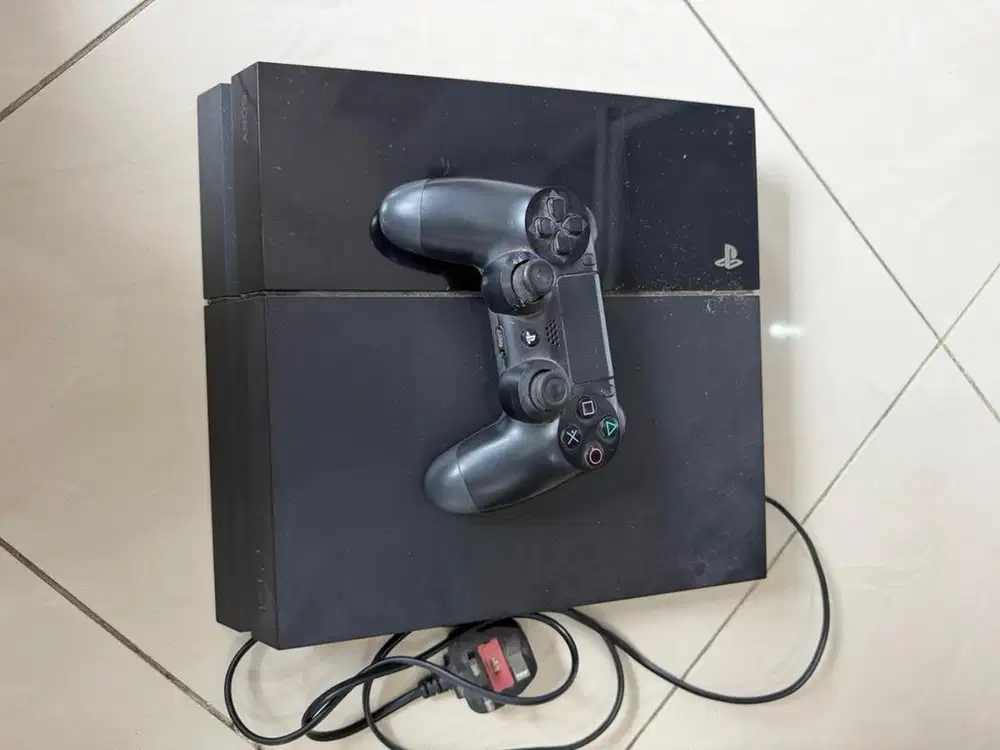 Dijual PS 4, 500 GB dan 1 stick