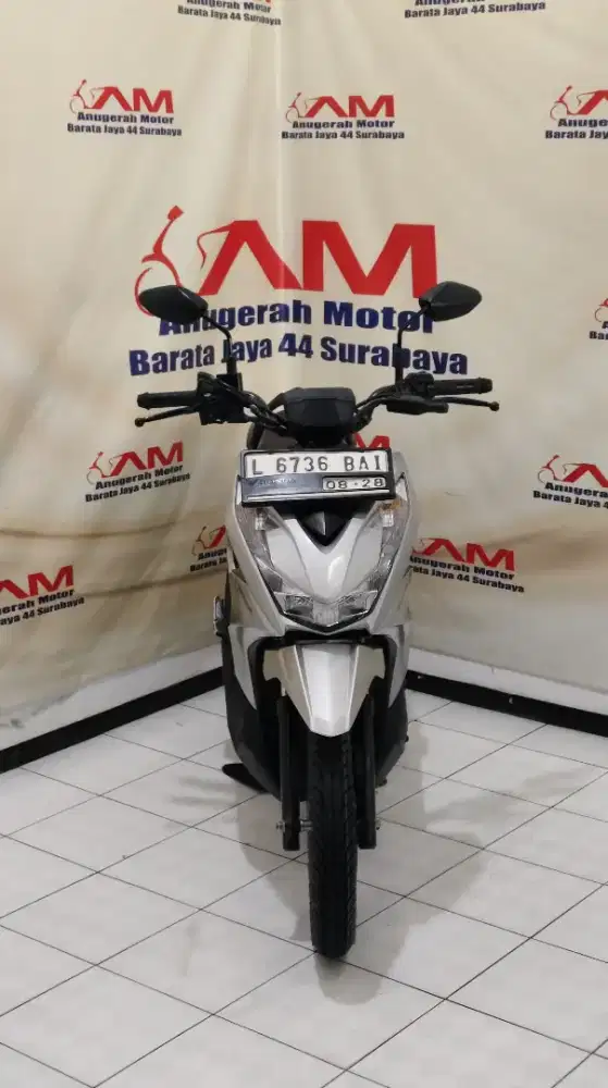 Honda Beat Street Tahun 2023 warna silver