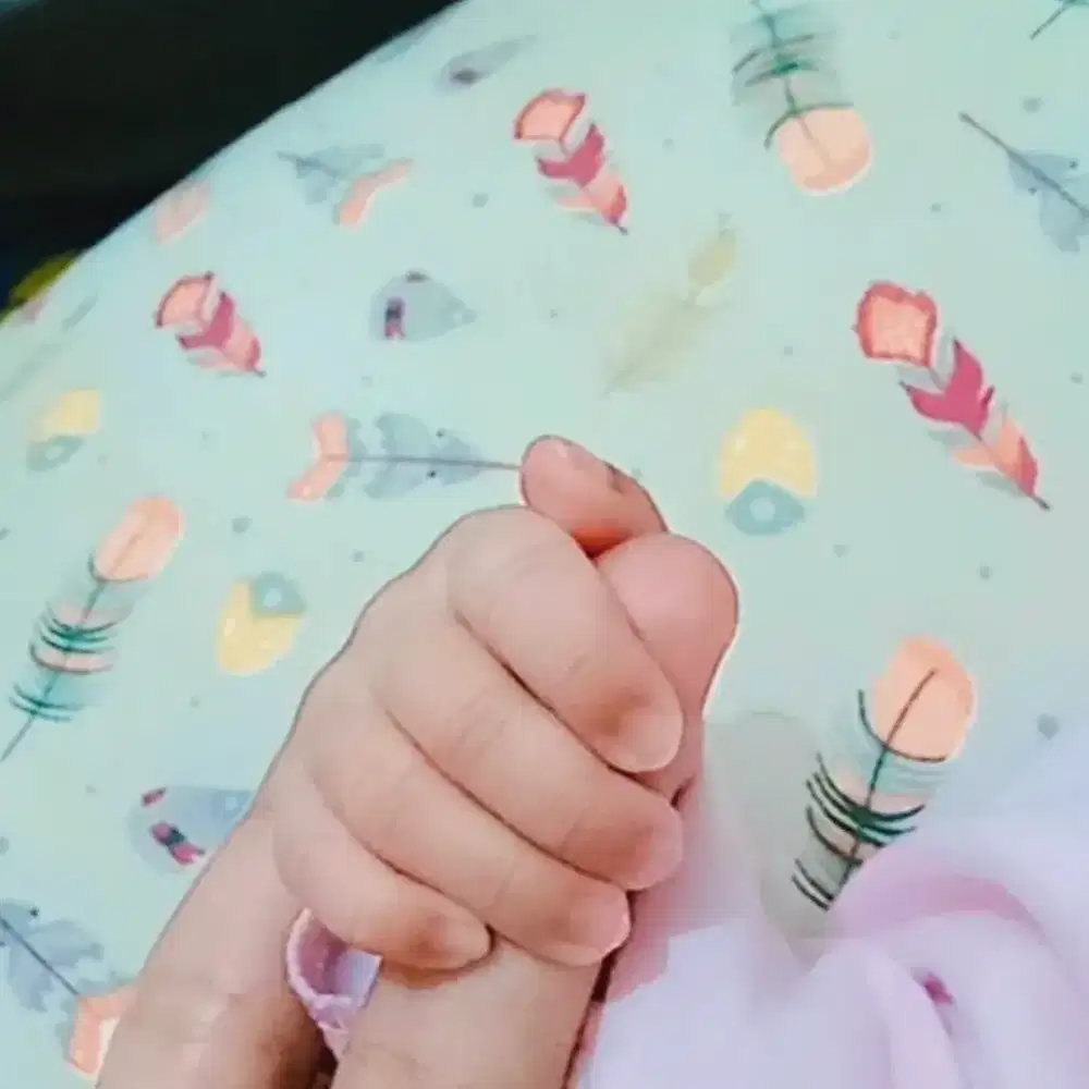 MENJAGA ANAK BAYI PEREMPUAN USIA 4 BULAN