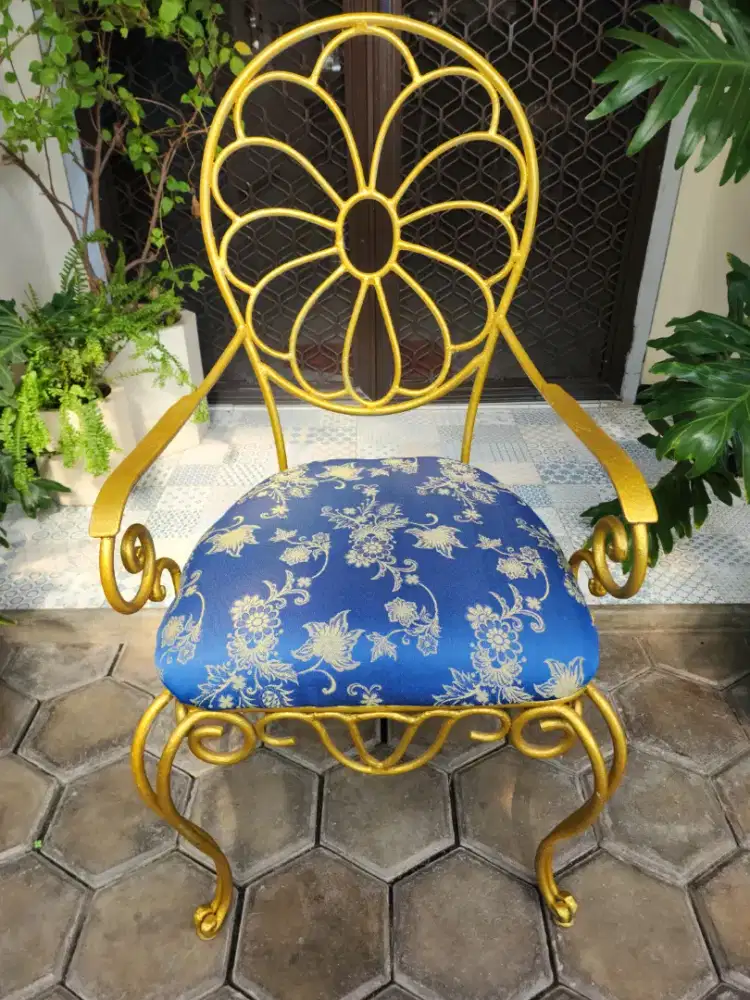 KURSI BESI ANTIK Berat & Kokoh. Sudah Repaint dan Kain Import