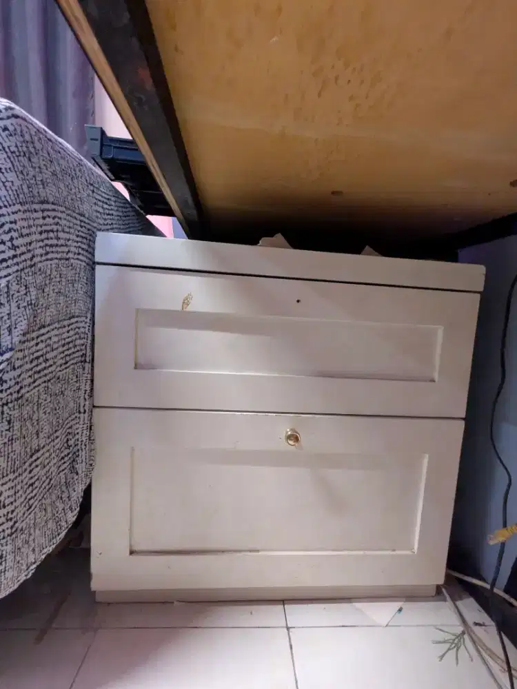 Lemari dijual cepat kokoh bahan bagus tinggal cat ulang