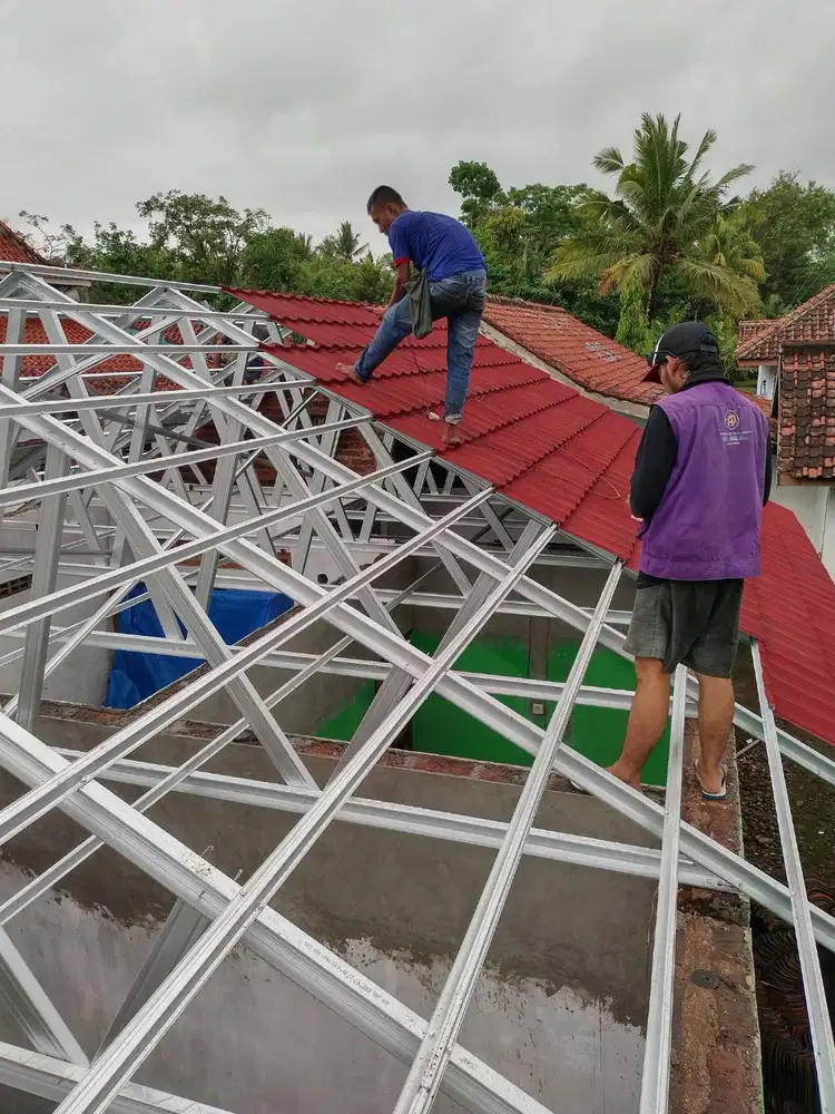 Bongkar Atap Lapuk dan Pasang Dgn Baja Ringan Berkualitas dan TERMURAH
