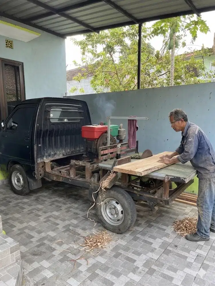 Jasa tebang potong kayu atau menipiskan kayu