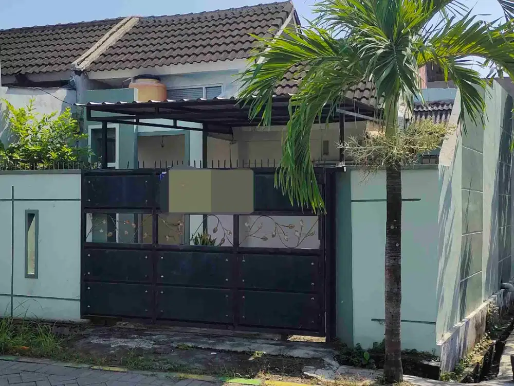 Rumah hook green Menganti, ada toko di sebelahnya.