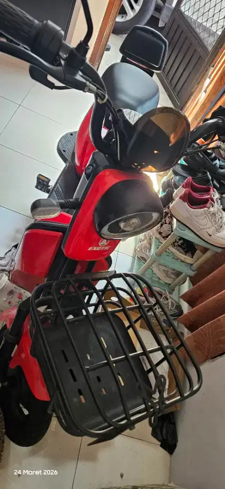 Sepeda listrik merk exotic warna merah