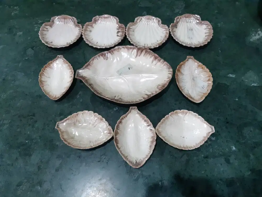 porselin bentuk kerang dan daun