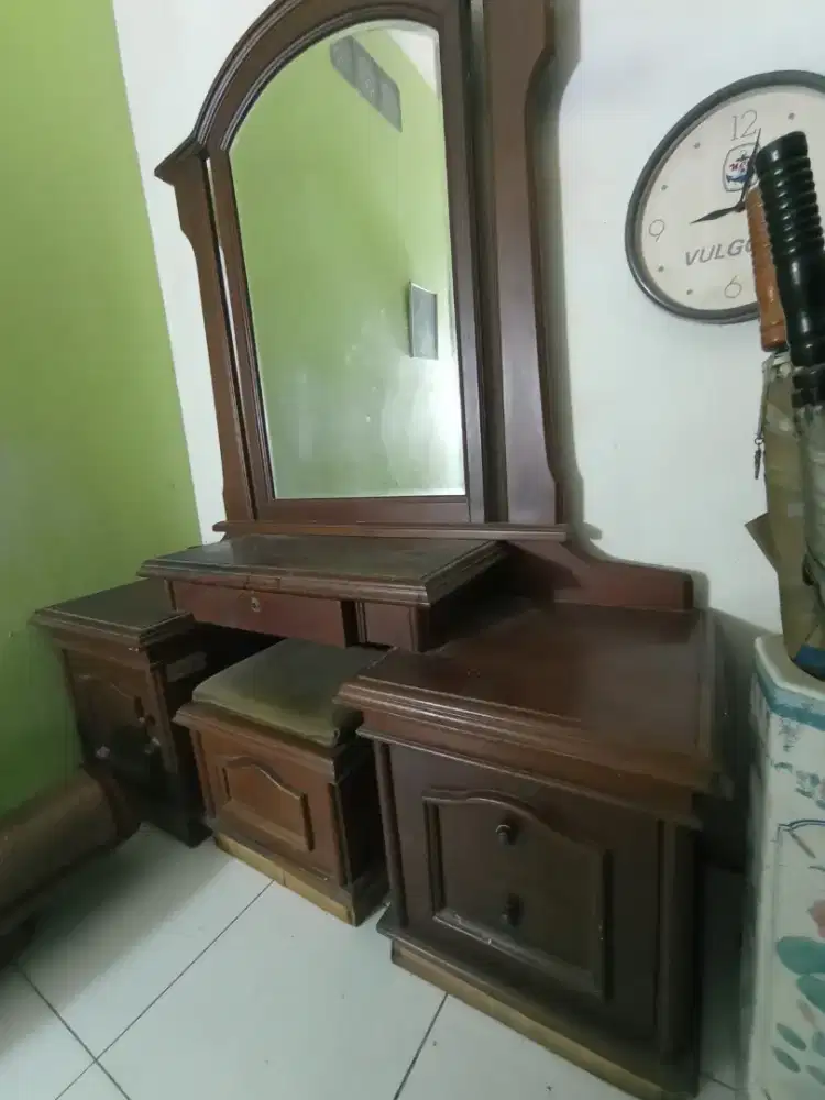 Meja rias merk guhdo