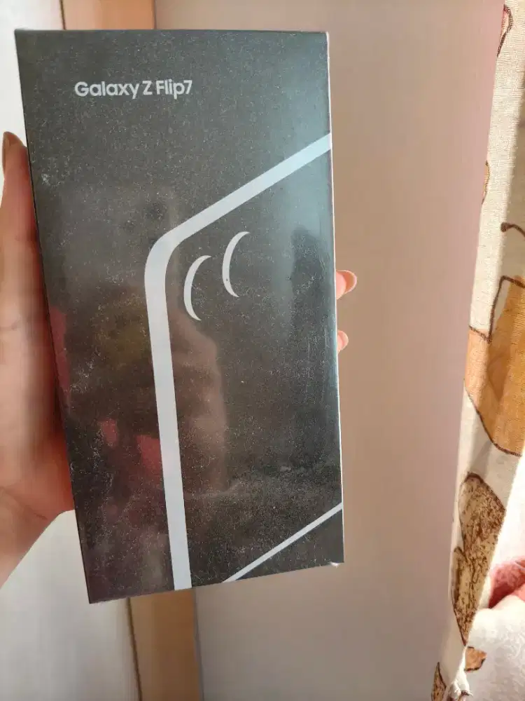 Dijual Samsung Galaxy Z Flip 7 12gb/256gb warna jetblack.