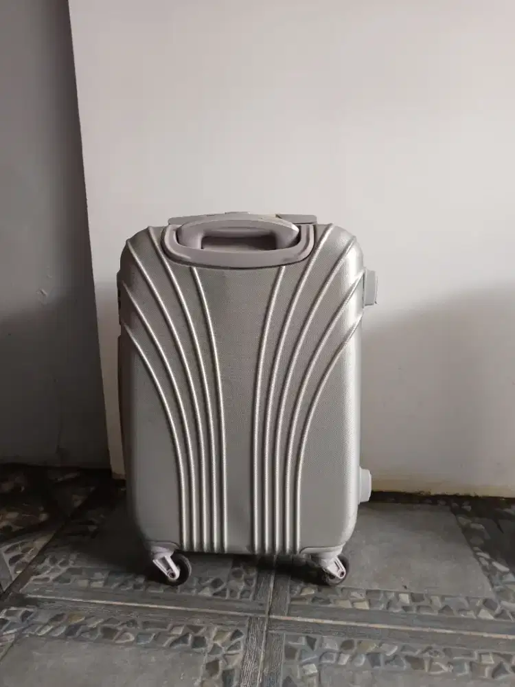 Koper ukuran kecil minus roda udah ga berfungsi agak miring