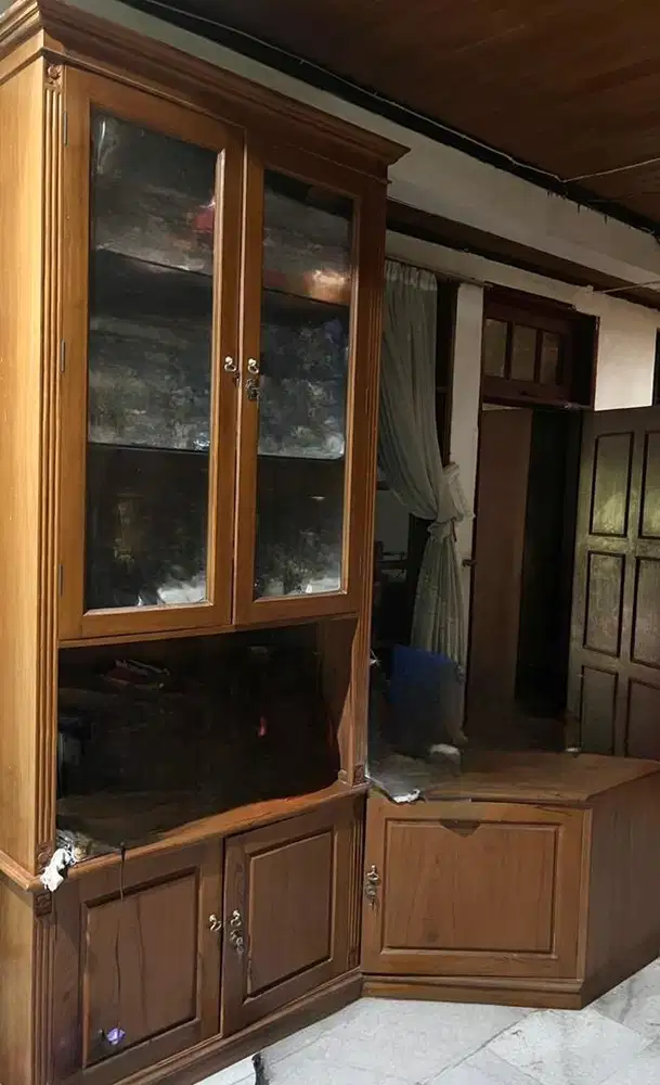 Lemari Pajangan Jati Tua