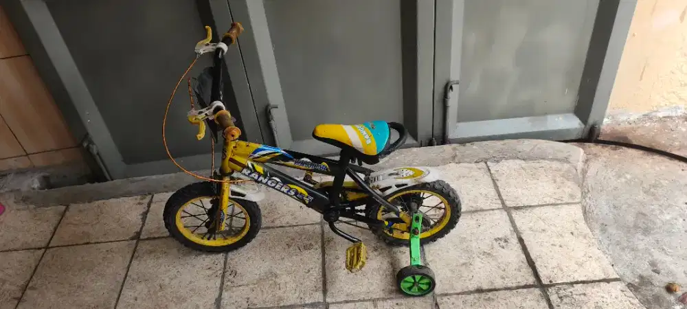 Sepeda 12 include roda samping