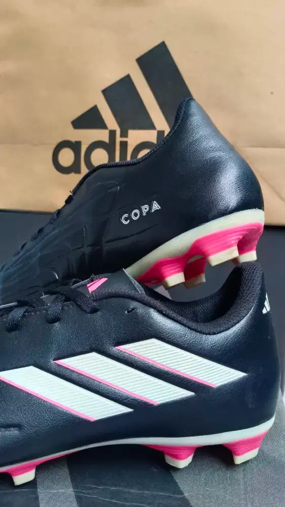 Sepatu Bola Adidas