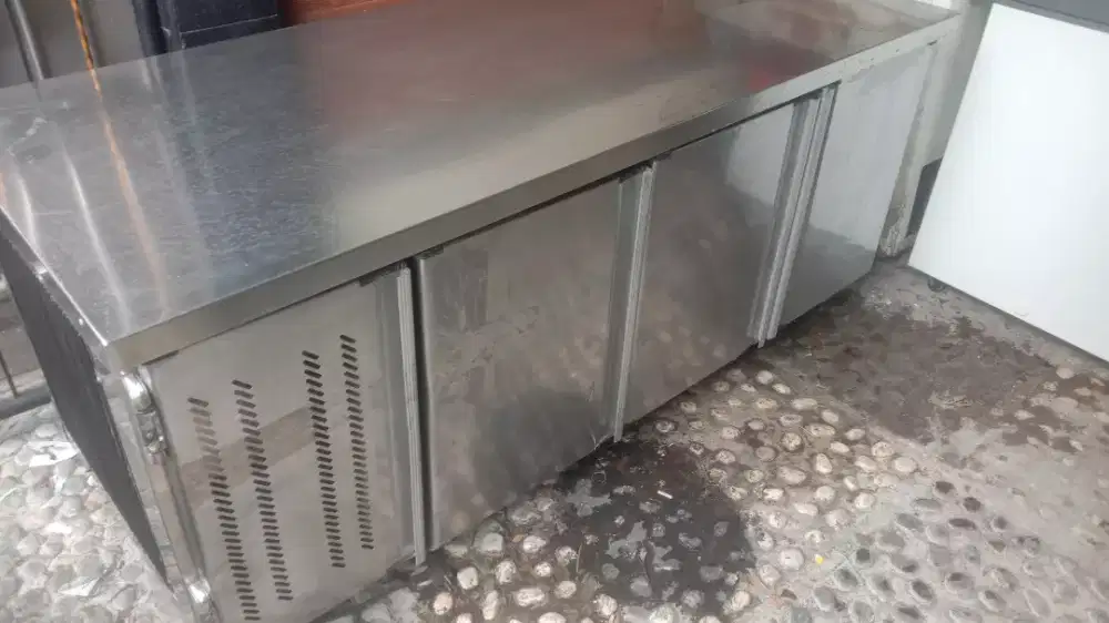 Undercounter chiller 3 pintu