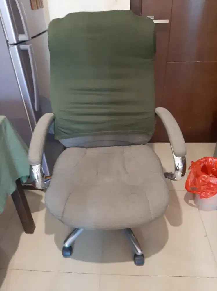 Jual kursi putar cocok untuk di kantor, kondisi masih bagus dan mulus