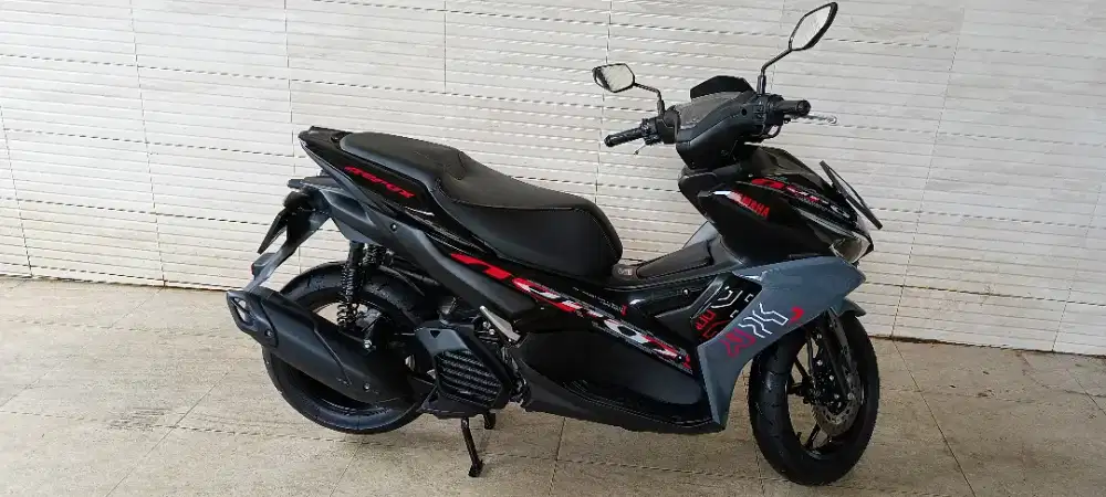 Yamaha aerox 2024 black grey