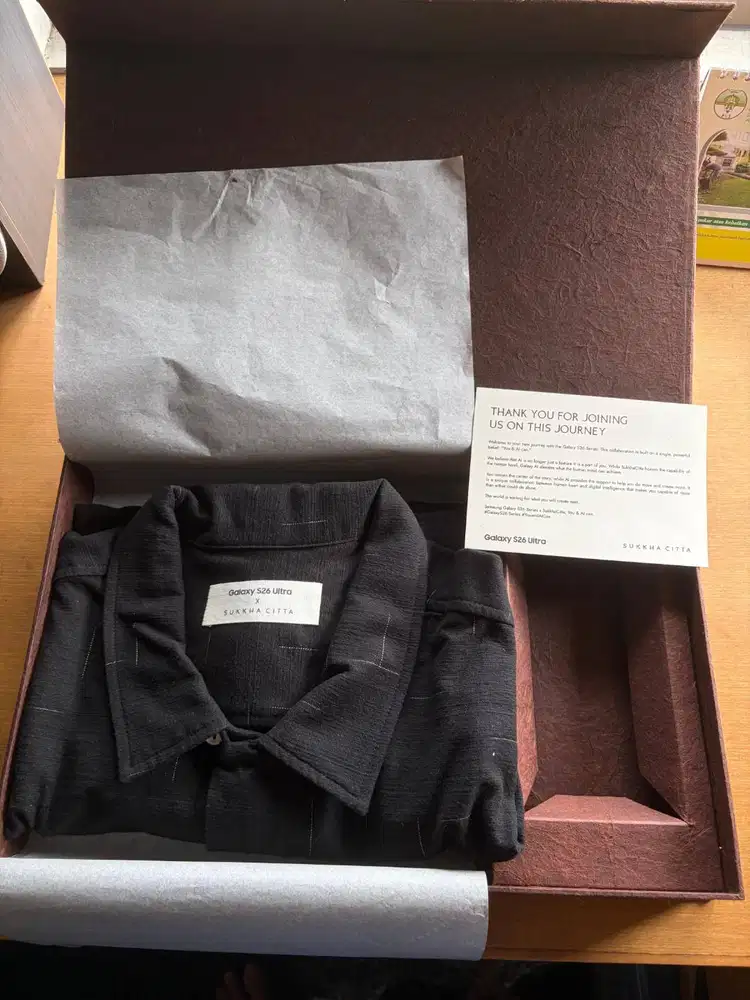 Kemeja SukkhaCitta (Malam) x Samsung S26U Ultra Baru Segel