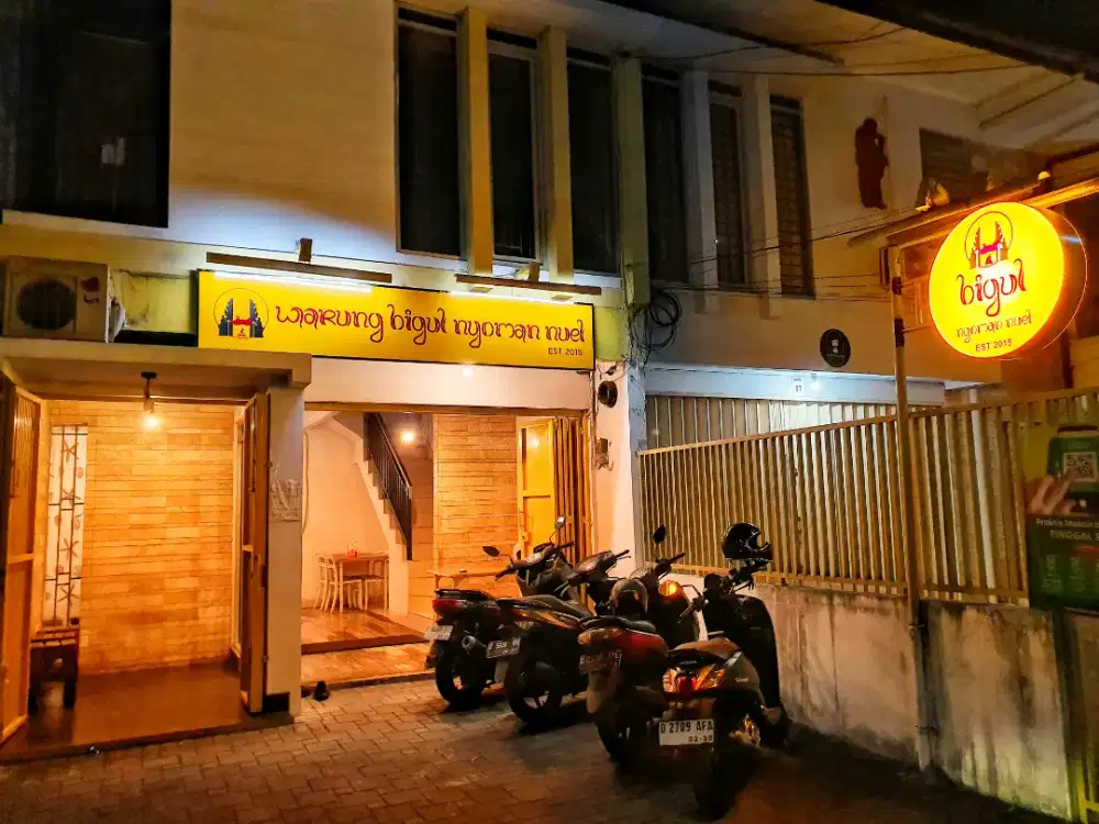 KARYAWAN RESTO MENGINAP (NON HALAL)