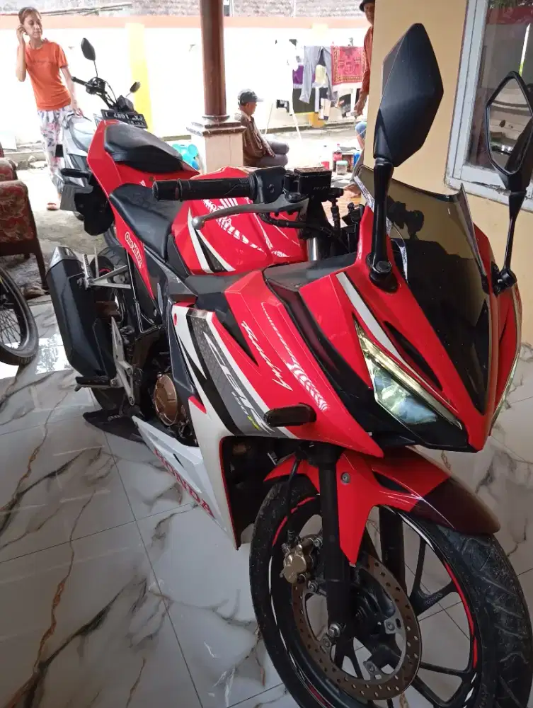 Jual honda CBR new 150 R barang mulus jarang di pake km sangat rendah