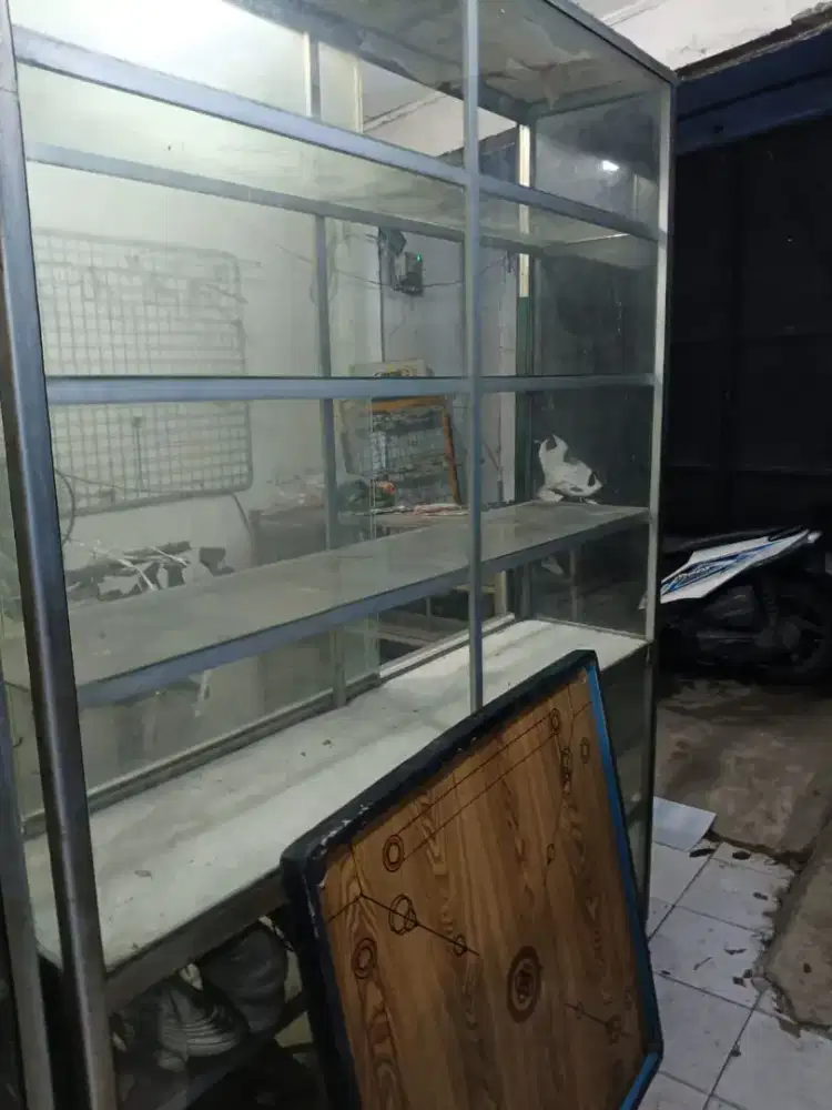 Etalase besar ada 6 buah obral