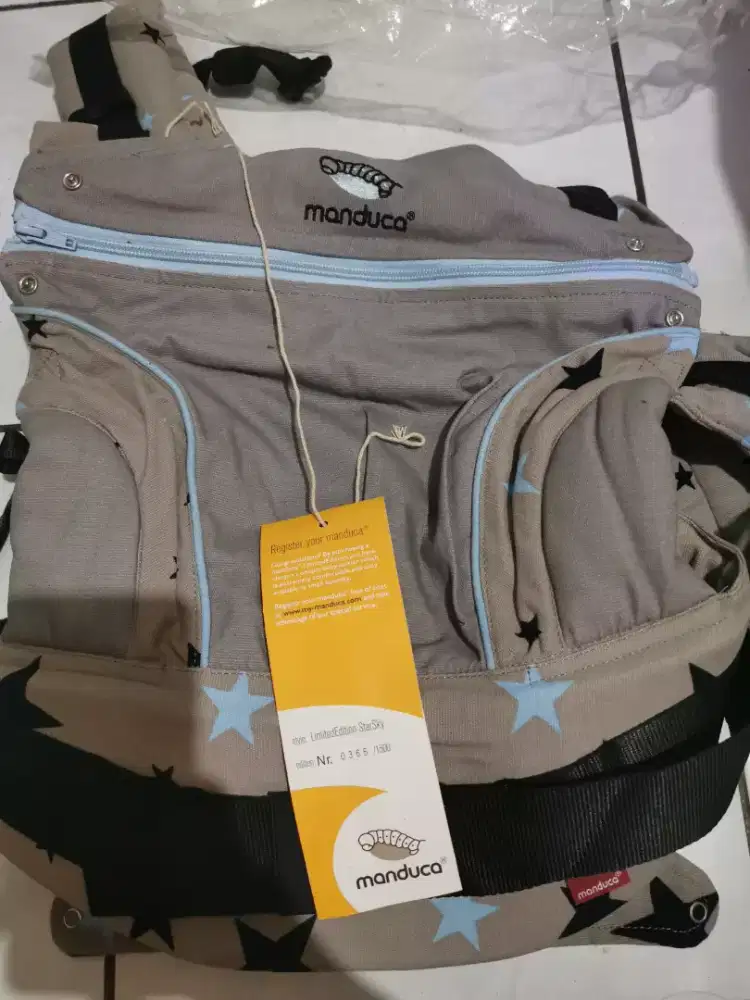 Gendongan manduca M shape