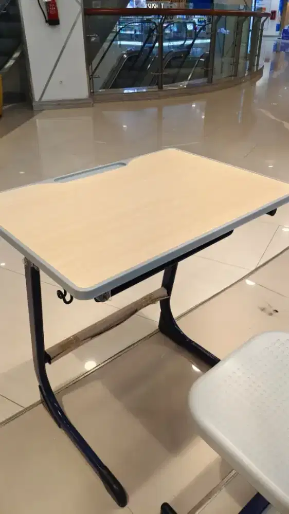 Auric Kursi dan Meja