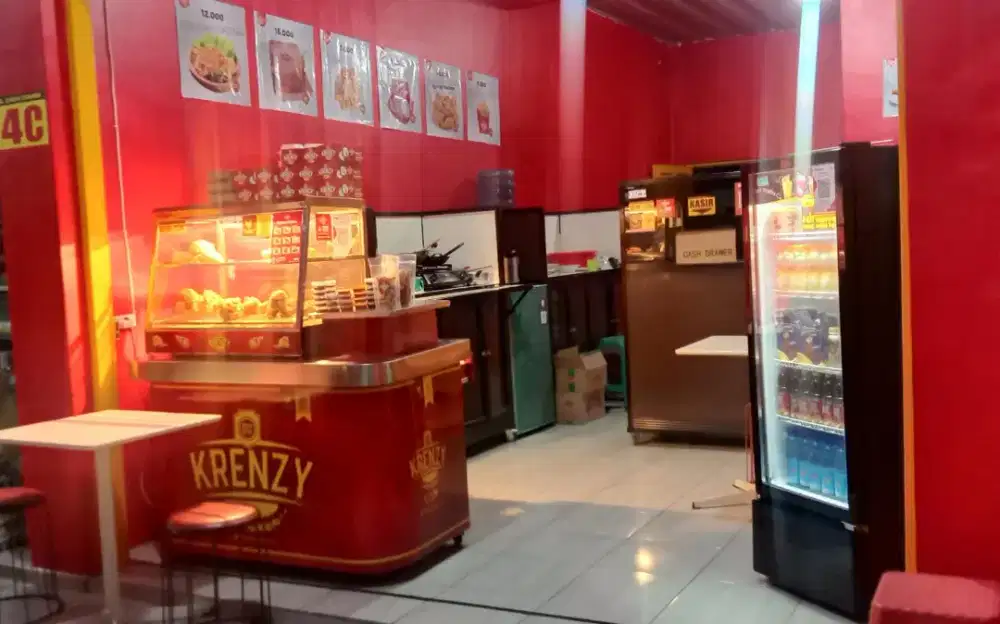 Karyawan Outlet Fried Chicken