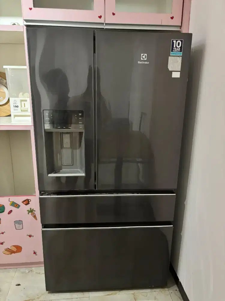 Lemari es electrolux EH6879A-B