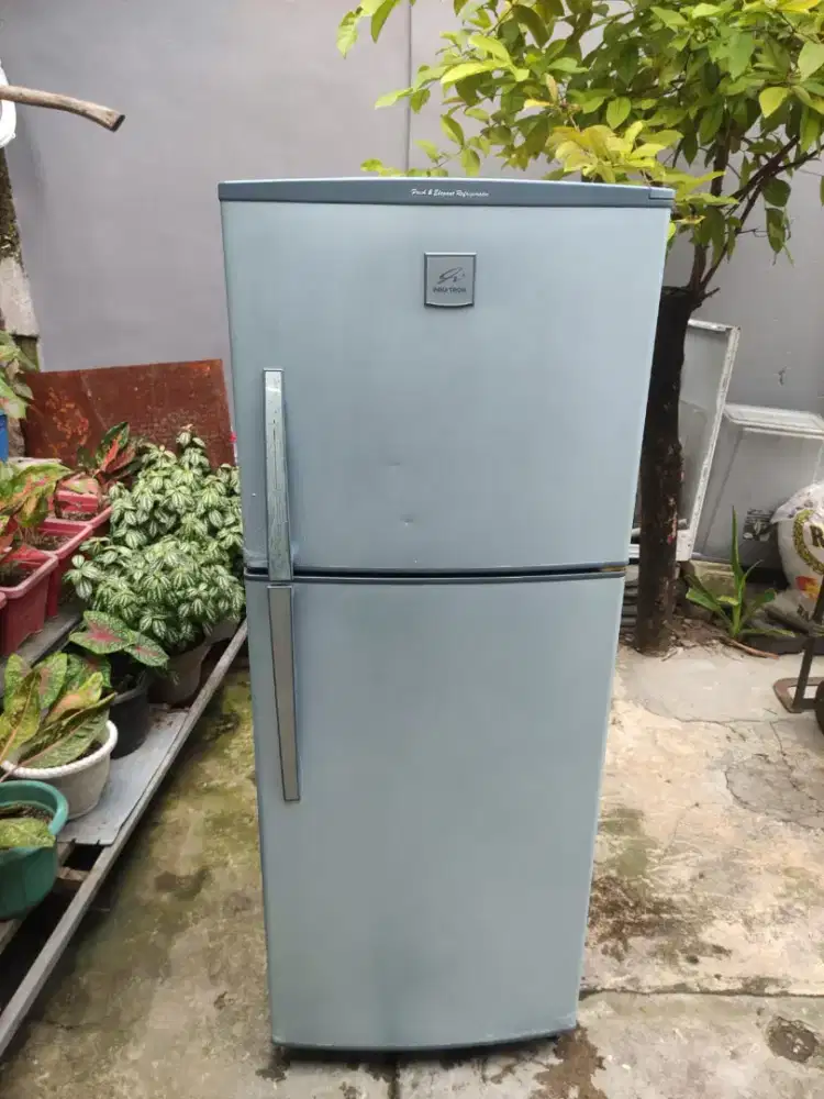 Kulkas 2 pintu polytron