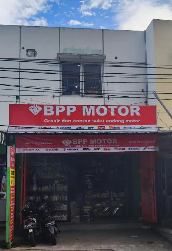 Karyawan wanita toko sparepart motor