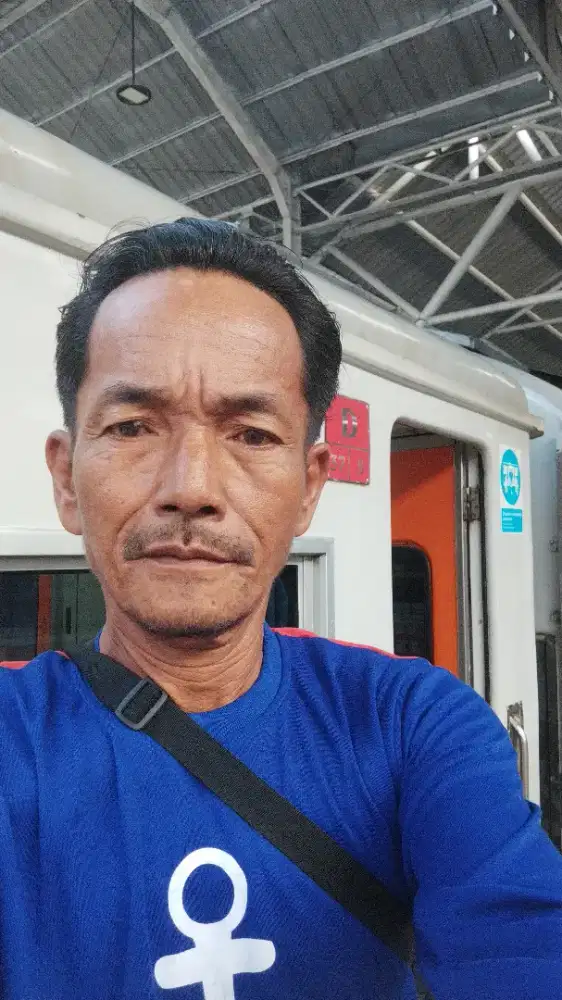 Pencari kerja serabutan atau pelayan toko