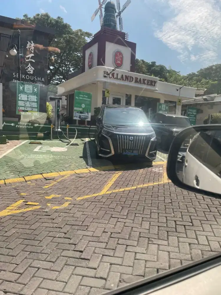 FEMALE DRIVER Sopir Perempuan tinggal di Surabaya Barat.