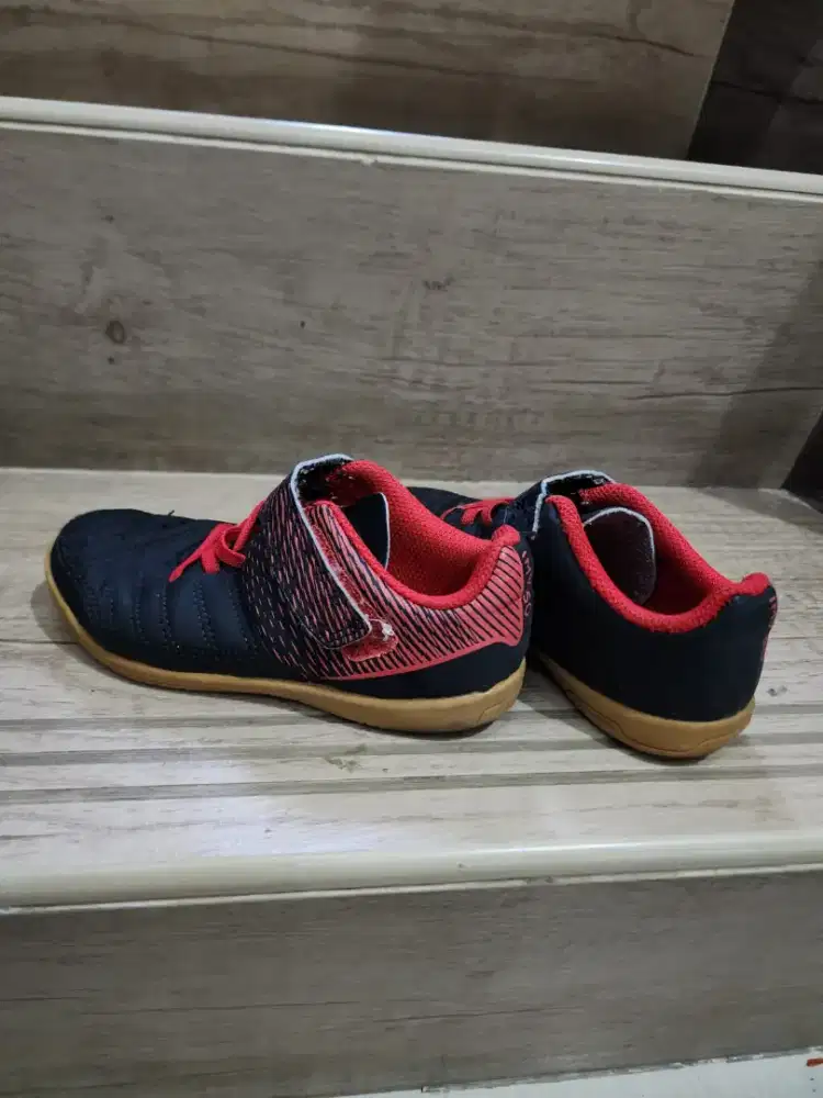 Sepatu bola anak