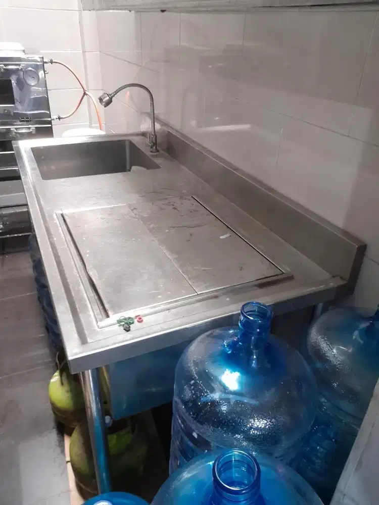 Like new water sink for kitchen or cafe