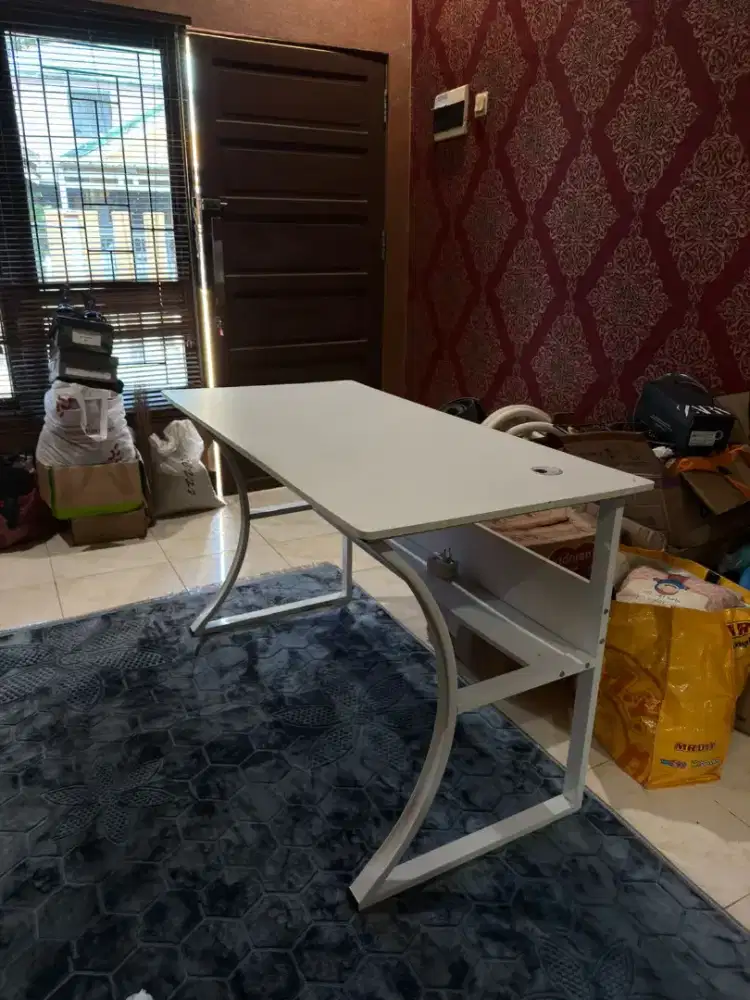 Meja komputer masih bagus dan layak pakai