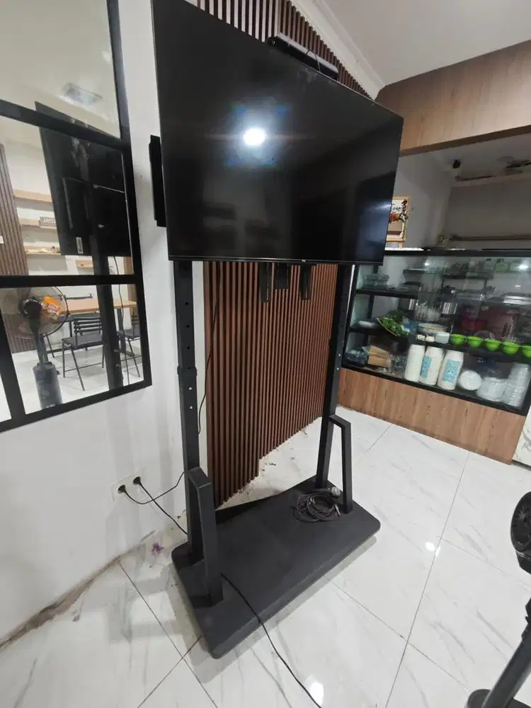 Stand TV dengan Roda
