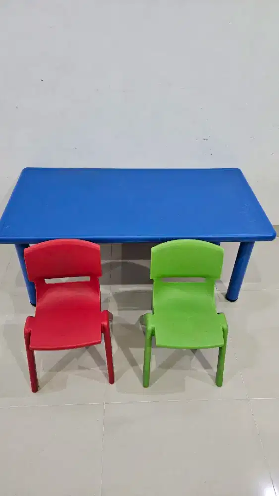 Meja belajar dan kursi