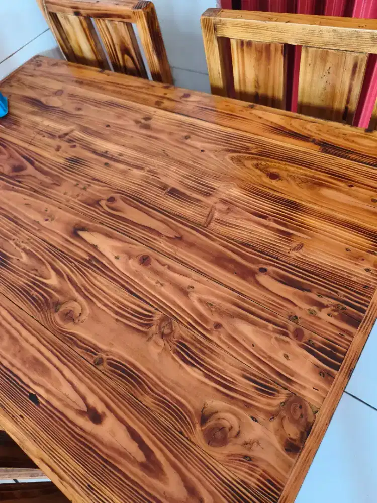 Meja makan bekas rumah makan padang