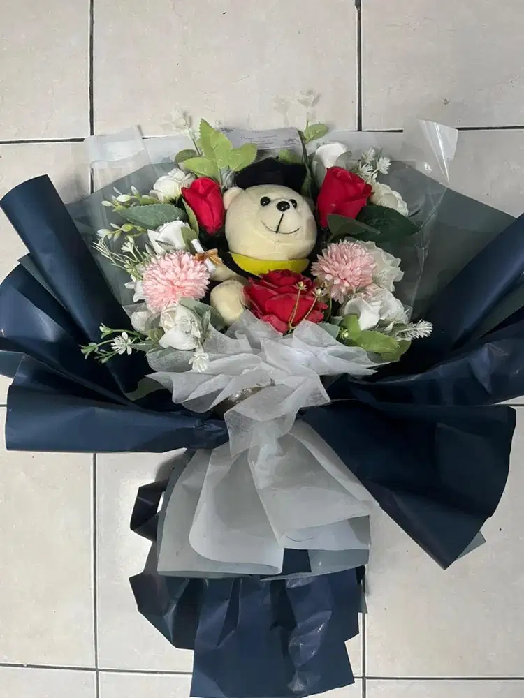 Buket bunga WISUDA + boneka graduation outfit