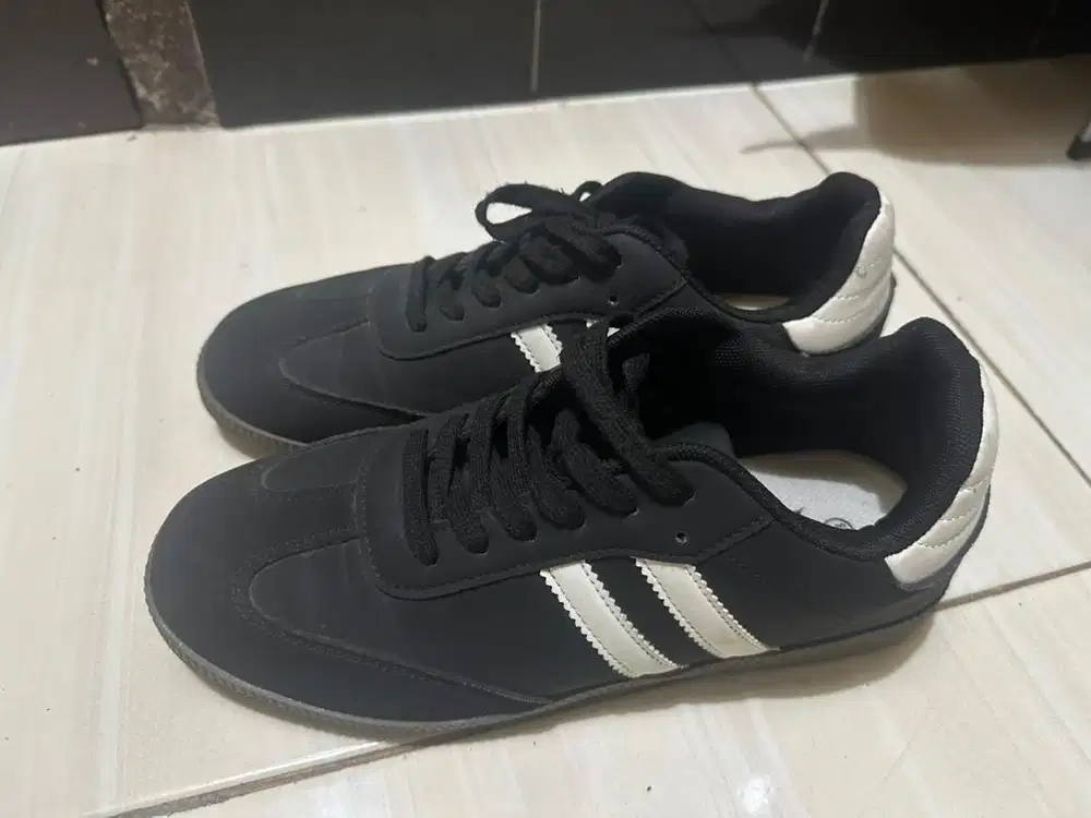 Sepatu Sneakers