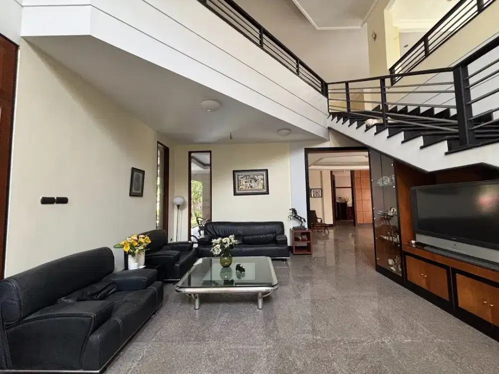 RUMAH MEWAH LUAS 982 M2 DI TANJUNG BUNGA MAKASSAR. 5+2 KAMAR TIDUR. FULL FURNISH DAN ELEKTORNIK.