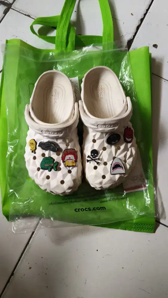 Jual crocs geometric