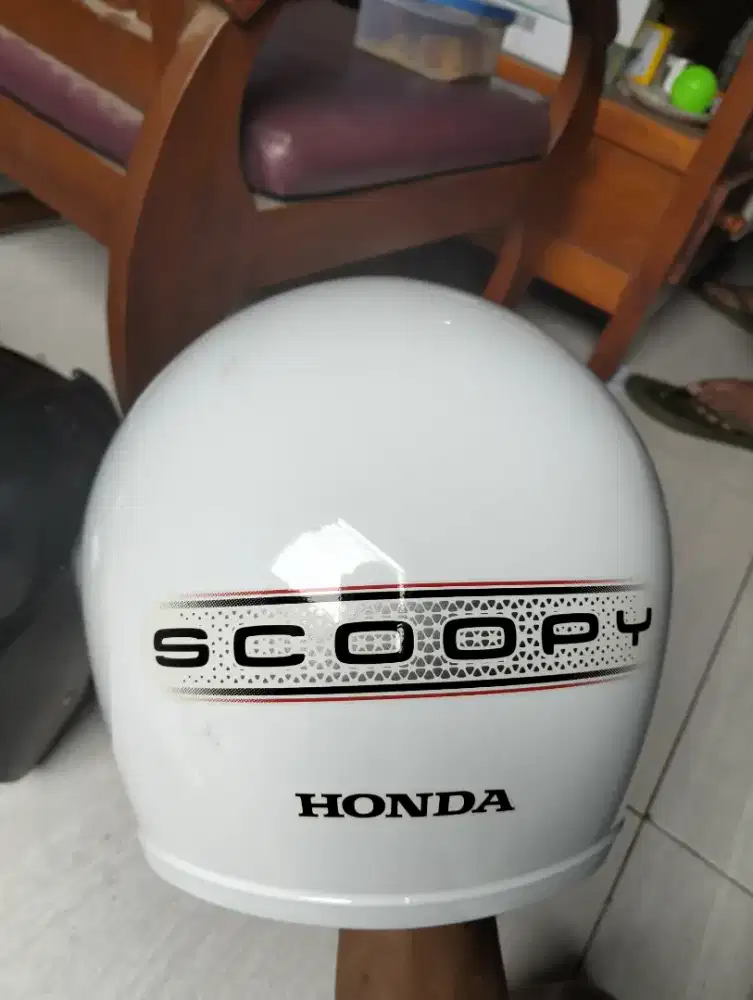 Helm motor Scoopy orisinil warna putih