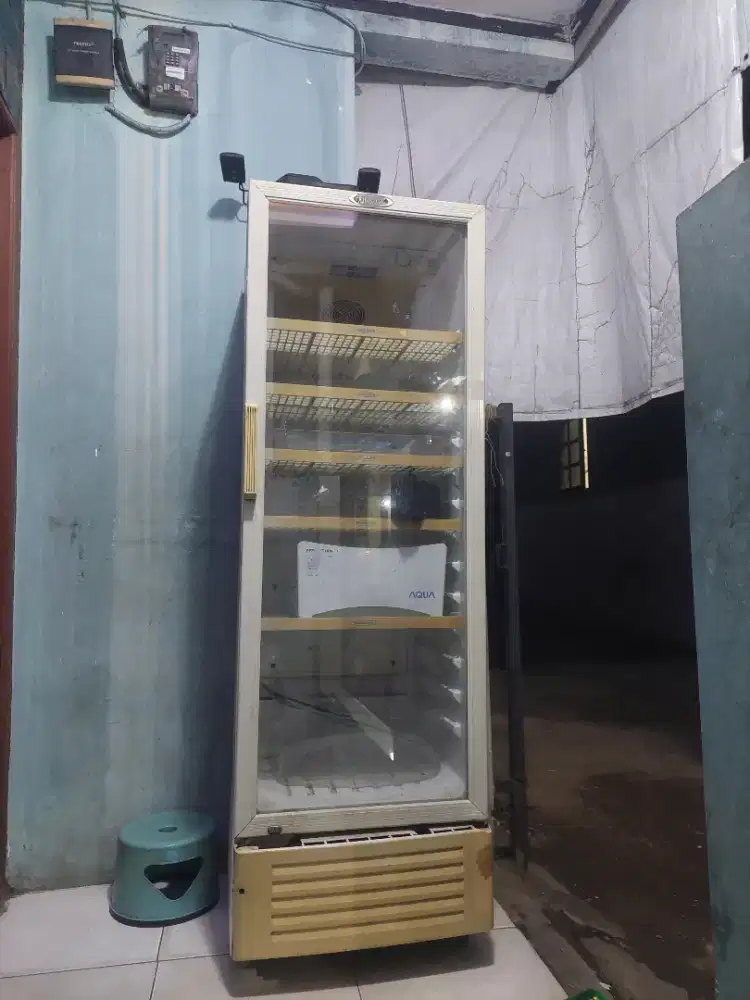 Showcase merk frigigate 5  susun bekas