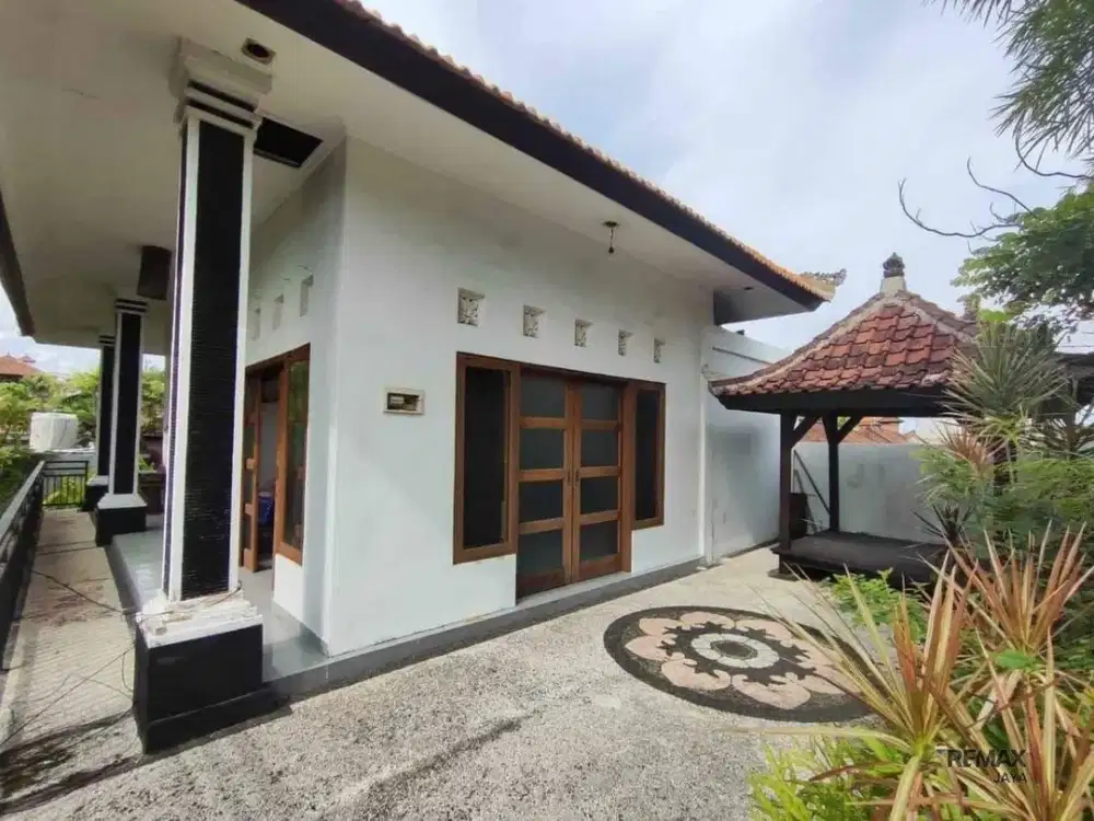 Villa Bagus Gaya Tradisional Minimalis Dijual, di Kerobokan Kelod Area